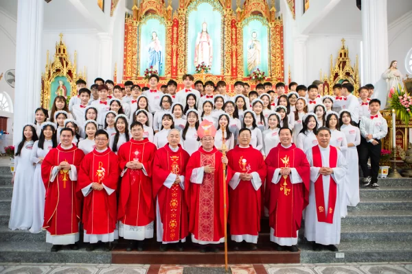 Giáo xứ Dương Cước: Thánh Lễ Chính tiệc Tuần Chầu 2024 – Nghi thức ban Bí tích Thêm Sức cho 71 em Thiếu nhi