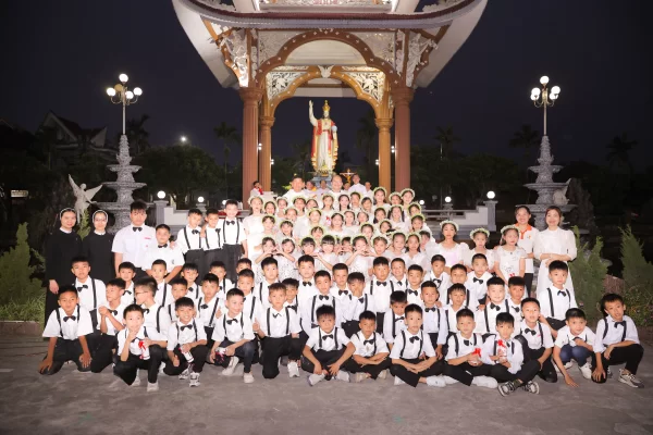 Giáo Xứ Hữu Vy: Đại Lễ Mừng Chúa Phục Sinh, Hồng Ân Xưng Tội Rước Lễ Lần Đầu của 88 em Thiếu nhi