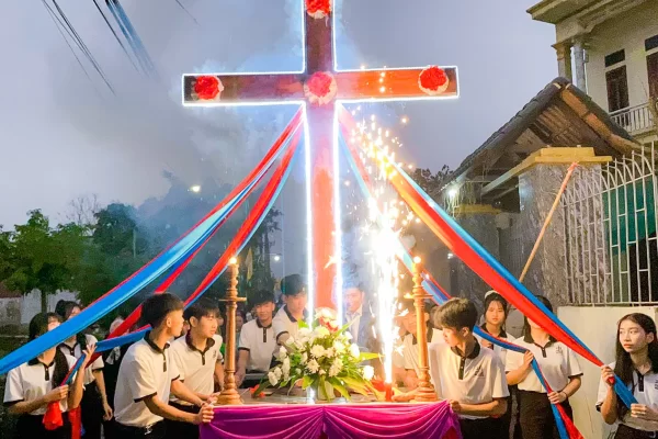 Giáo xứ Tây Làng – Hành trình ba ngày Suy tôn Thánh Giá Đại hội Giới trẻ