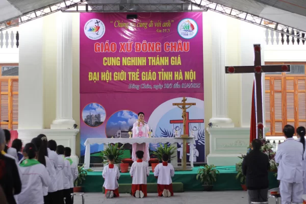 Giáo xứ Đông Châu long trọng đón Thánh Giá Đại hội Giới trẻ Giáo tỉnh Hà Nội