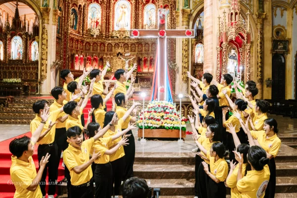 Giới trẻ Đền Thánh Bác Trạch hân hoan đón Thánh Giá Đại hội Giới trẻ Giáo tỉnh Hà Nội năm 2025