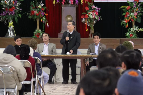 Hình ảnh Đức cha Phê-rô thăm trại phong Văn Môn dịp Tết Ất Mùi - 2015