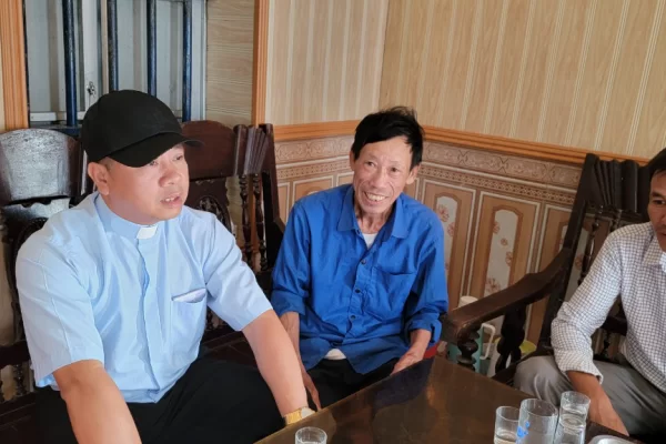 Caritas Giáo xứ Đông Thành thăm các bệnh nhân