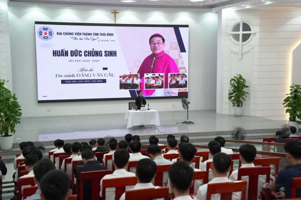 Đức cha Đa Minh gặp gỡ và huấn đức chủng sinh Đại Chủng viện Thánh Tâm Thái Bình