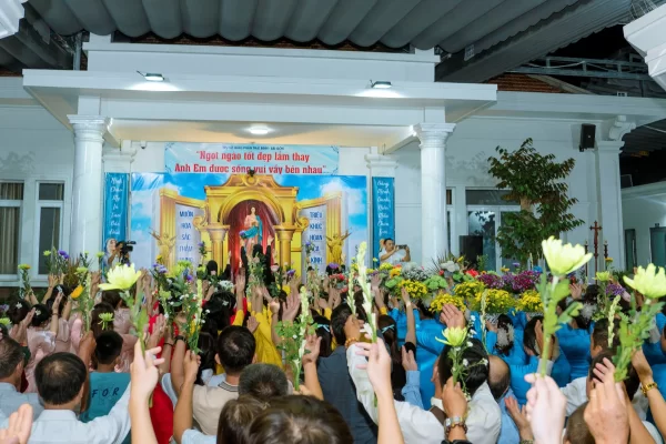 “Tình yêu Mẹ nơi những người con xa quê” – Đôi dòng cảm nhận ngày cuối Tháng Hoa