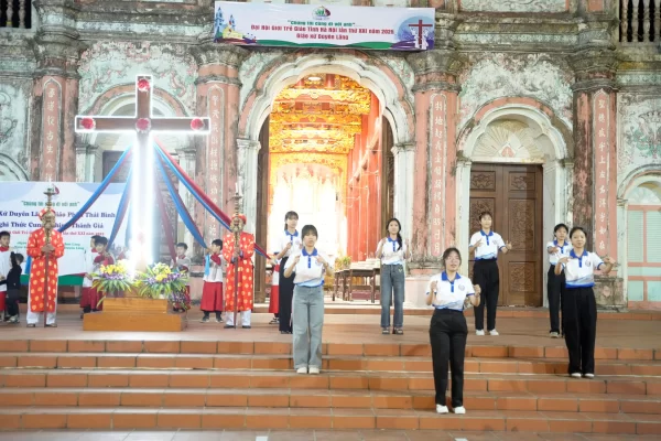 Giáo xứ Duyên Lãng đón Thánh giá ĐHGT Giáo tỉnh lần thứ XXI