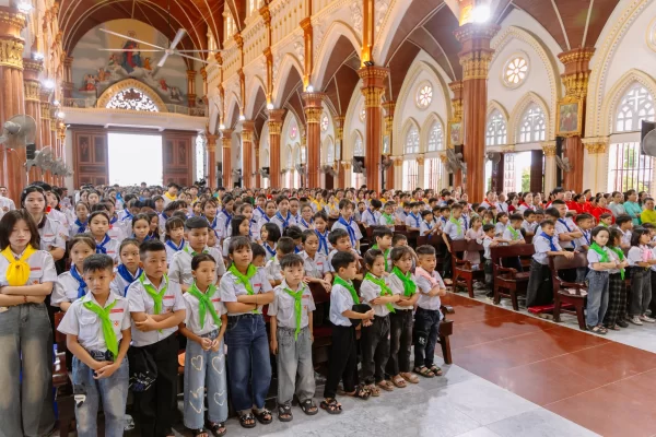 Các giáo xứ: Thanh Châu, Minh Châu, Rưỡng Trực, Phú Đồng hành hương Năm Thánh