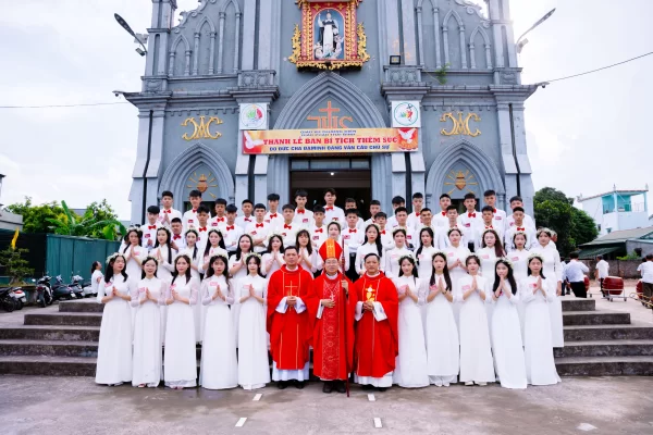 Giáo xứ Thượng Điền: 57 em thiếu nhi lãnh nhận Bí tích Thêm Sức