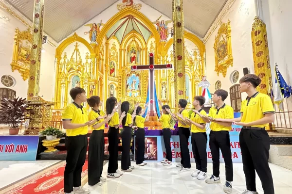Thánh Giá Đại hội Giới trẻ Giáo tỉnh Hà Nội về với miền đất Hưng Yên