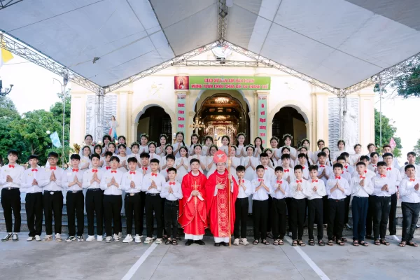 Giáo xứ Vân Am - Thánh lễ ban Bí tích Thêm Sức, khai mạc Tuần Chầu lượt năm 2025