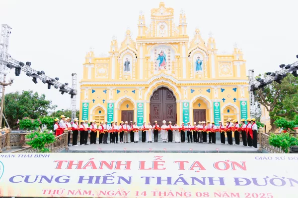 Thánh lễ Tạ ơn Cung hiến Thánh Đường Giáo xứ Đông Thành