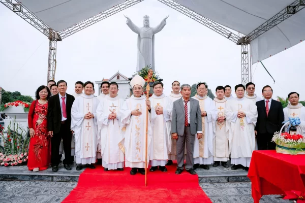 Giáo họ Trai Thôn - Giáo xứ Đan Chàng: Thánh lễ tạ ơn, Khánh thành Linh Đài Đức Giêsu Ki-tô Vua Vũ Trụ