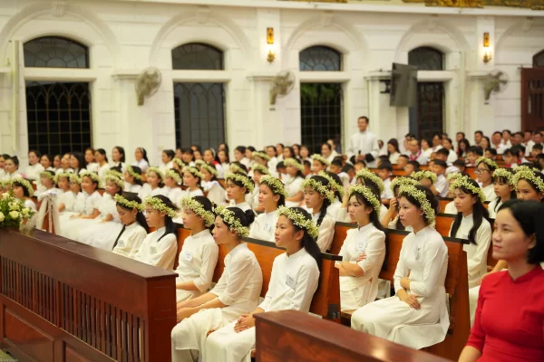 Hơn 100 em TNTT của Giáo xứ Chính toà Thái Bình hân hoan trong ngày lễ lãnh Bí tích Thêm Sức và Xưng tội – Rước lễ lần đầu