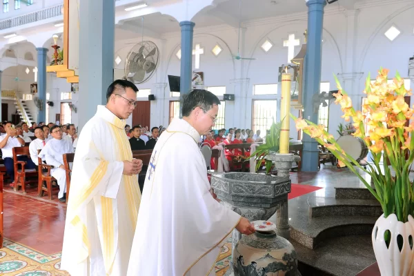 Cha Giu-se Nguyễn Văn Phương, OP., Tu Viện Trưởng Tu viện Thánh Vinh Sơn,  nhận chức Chánh xứ Cát Đàm và Quản nhiệm tân Giáo xứ Cát Nội