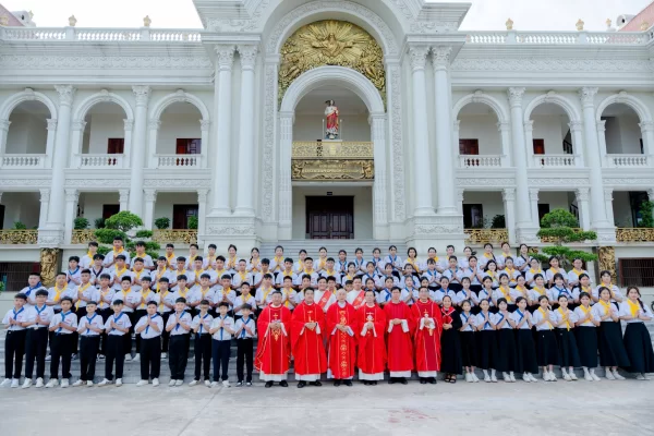 95 em lãnh nhận Bí tích Thêm Sức tại Đền Thánh Cao Mại