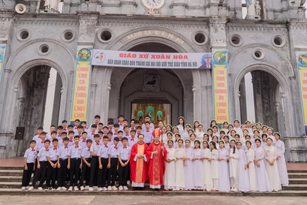 Những ngày hồng phúc tại Giáo xứ Xuân Hoà: Đón Thánh Giá Đại hội Giới trẻ Giáo tỉnh Hà Nội và 90 em được lãnh Bí tích Thêm Sức
