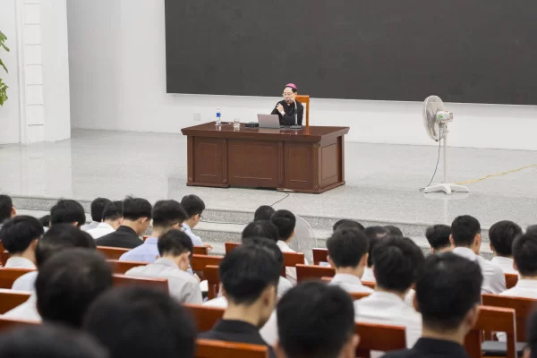 Đức cha Đa Minh huấn đức chủng sinh ĐCV Thánh Tâm Thái Bình: Ở với Chúa – Được Chúa biến đổi – Được sai đi
