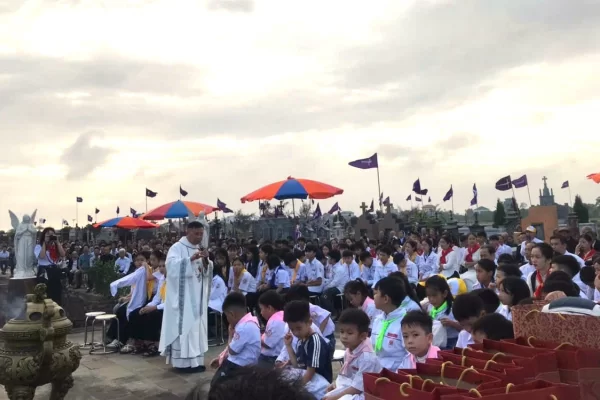 Thánh lễ cầu cho các tín hữu đã qua đời và tổng kết chiến dịch Kinh Mân Côi tại Vườn Thánh Giáo xứ Đông Thành