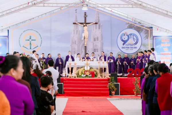Thánh lễ Chính tiệc Tuần Chầu, tạ ơn – đặt viên đá đầu tiên xây dựng Nhà thờ Đức Ninh