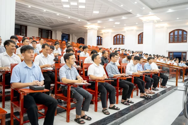 Đức cha Đa Minh Đặng Văn Cầu huấn đức chủng sinh Đại Chủng viện Thánh Tâm Thái Bình