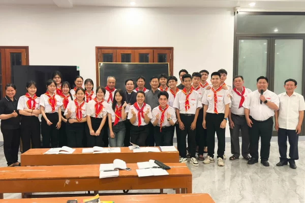 Đức cha Đa-minh và cha Trưởng Ban Giáo lý Giáo phận thăm và tặng quà cho lớp Giáo Lý Viên cụm Bác Trạch