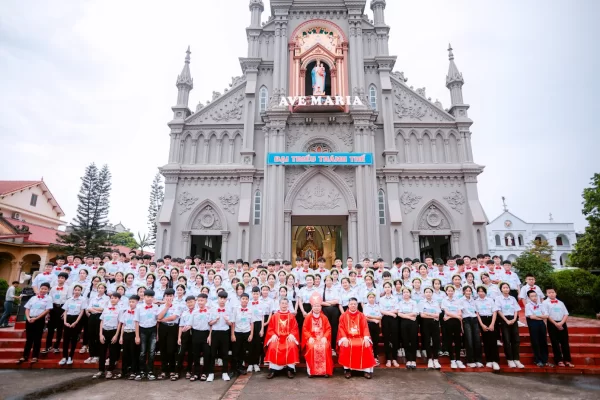 Giáo hạt Đông Hưng Yên: Thánh Lễ Ban Bí Tích Thêm Sức cho 246 em trong hạt tại Giáo xứ Ngọc Châu